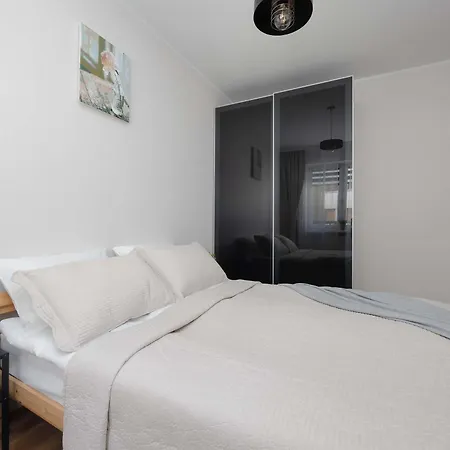 Apartamento Modern In The Business Heart Of With Balcony And Parking By Renters