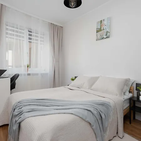 Modern In The Business Heart Of With Balcony And Parking By Renters Varsóvia