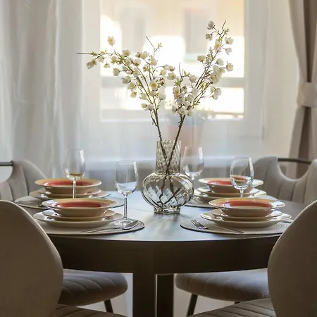 Modern In The Business Heart Of With Balcony And Parking By Renters Appartement *