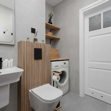 Modern In The Business Heart Of With Balcony And Parking By Renters Apartamento *